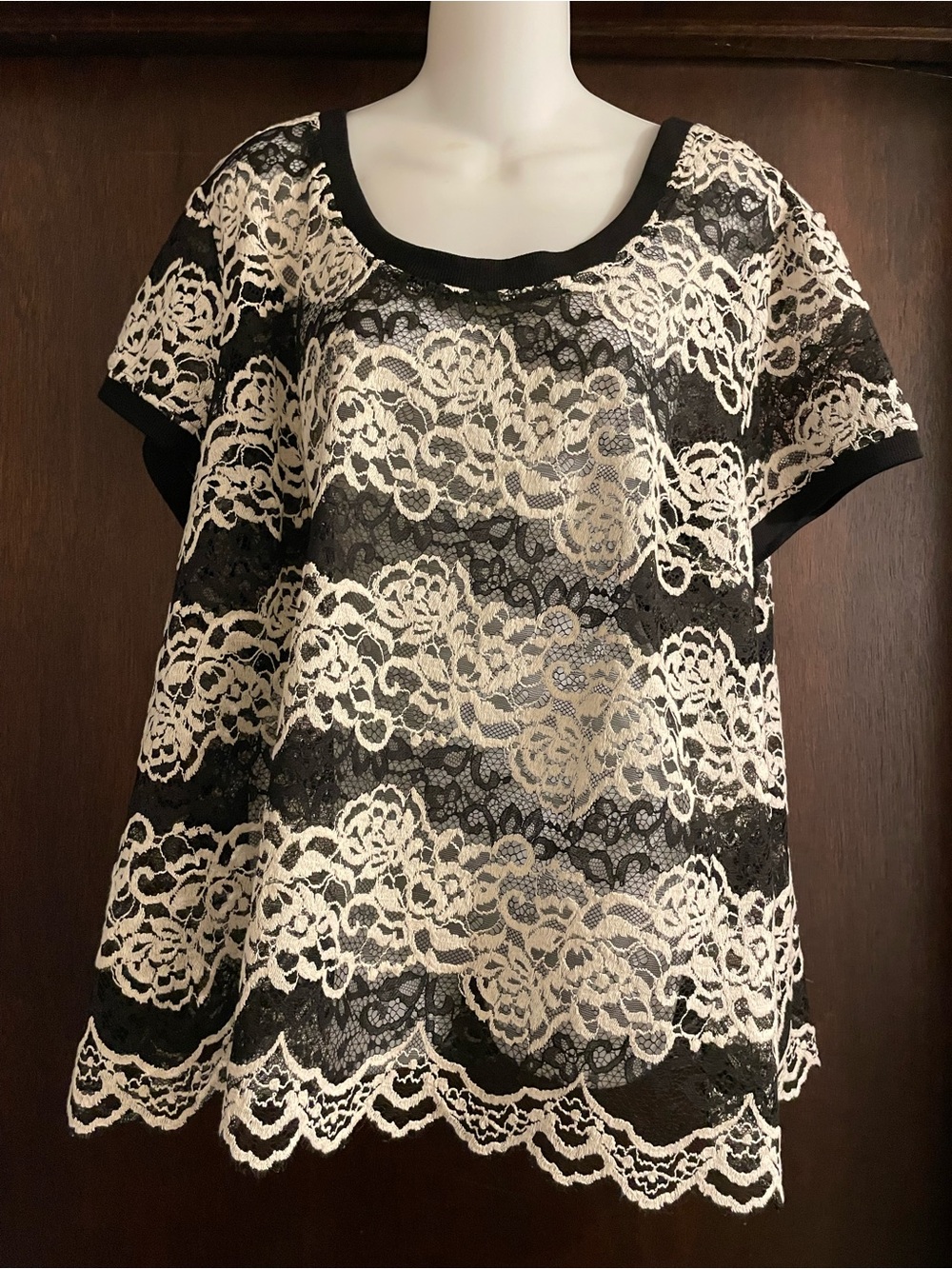 Torrid Brand Women's size 3 Black & White Lace Unlined Crewneck Style Top Blouse